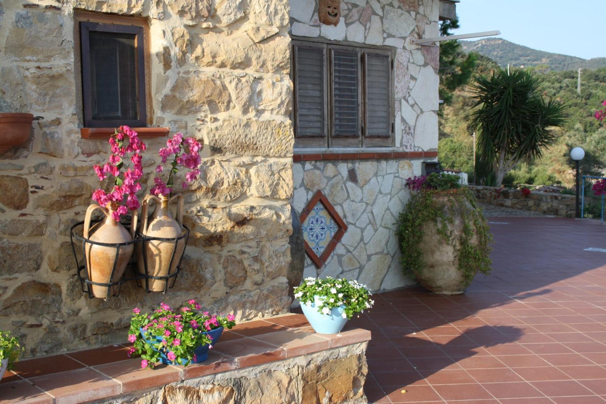 Camere & Case Vacanze Lo Scoglio 卡斯特图萨 外观 照片