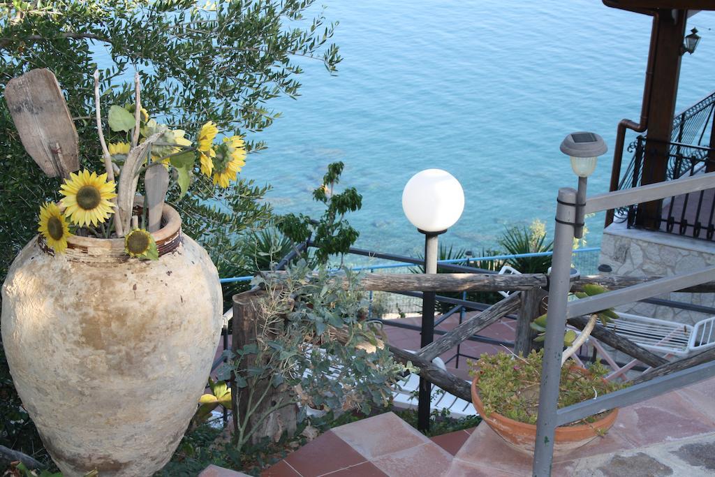 Camere & Case Vacanze Lo Scoglio 卡斯特图萨 外观 照片