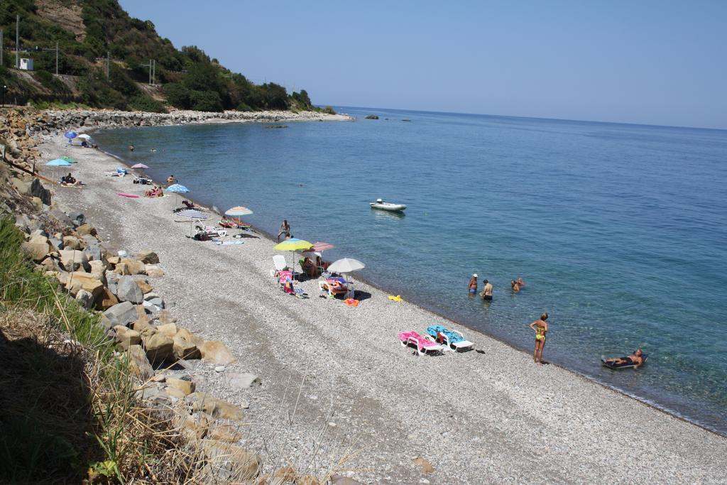 Camere & Case Vacanze Lo Scoglio 卡斯特图萨 外观 照片