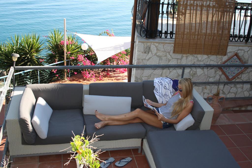 Camere & Case Vacanze Lo Scoglio 卡斯特图萨 外观 照片