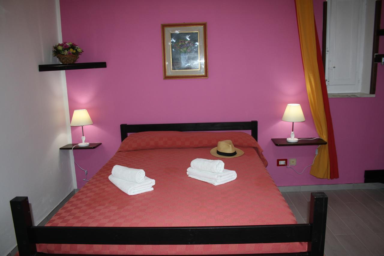 Camere & Case Vacanze Lo Scoglio 卡斯特图萨 外观 照片