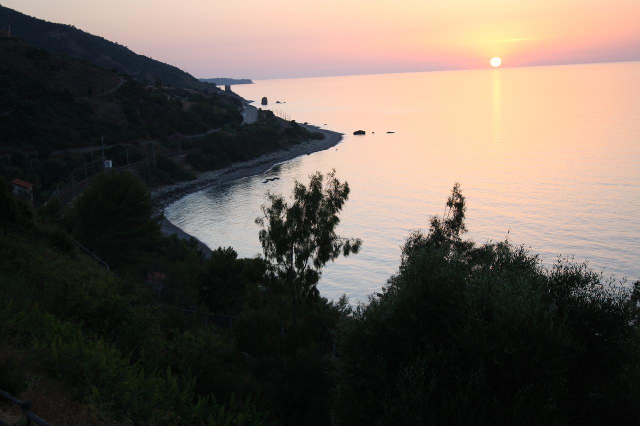 Camere & Case Vacanze Lo Scoglio 卡斯特图萨 外观 照片