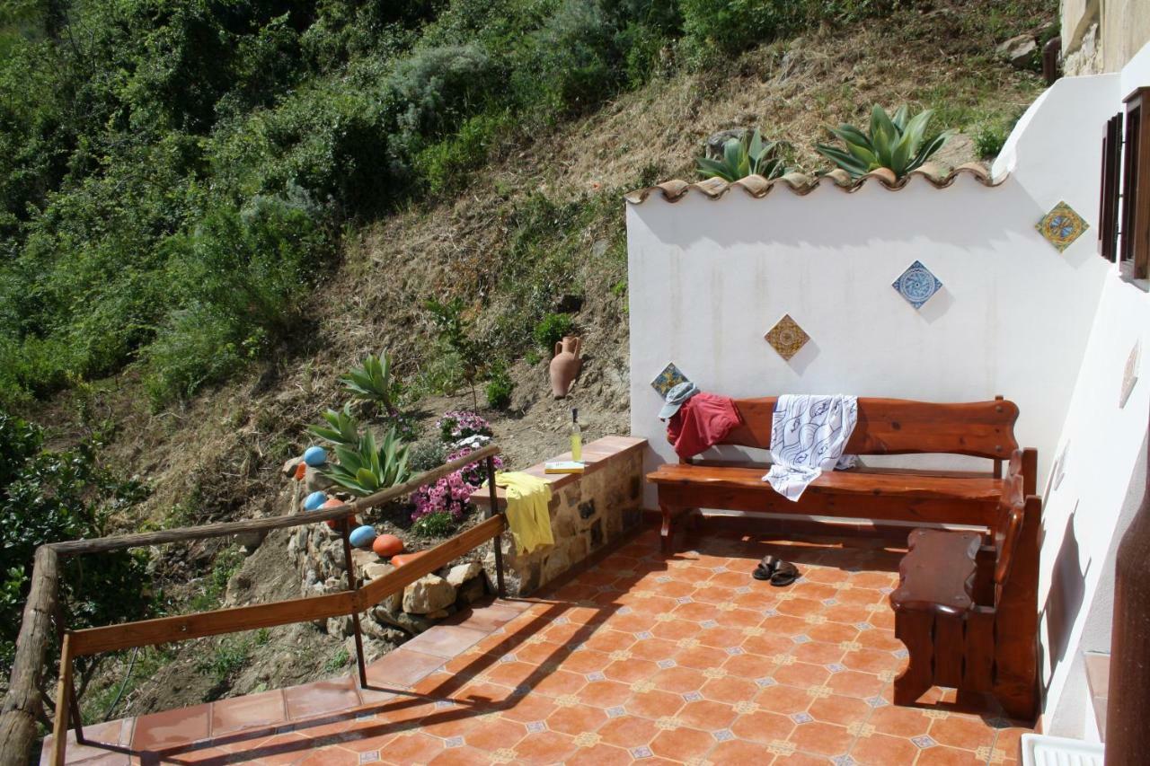 Camere & Case Vacanze Lo Scoglio 卡斯特图萨 外观 照片