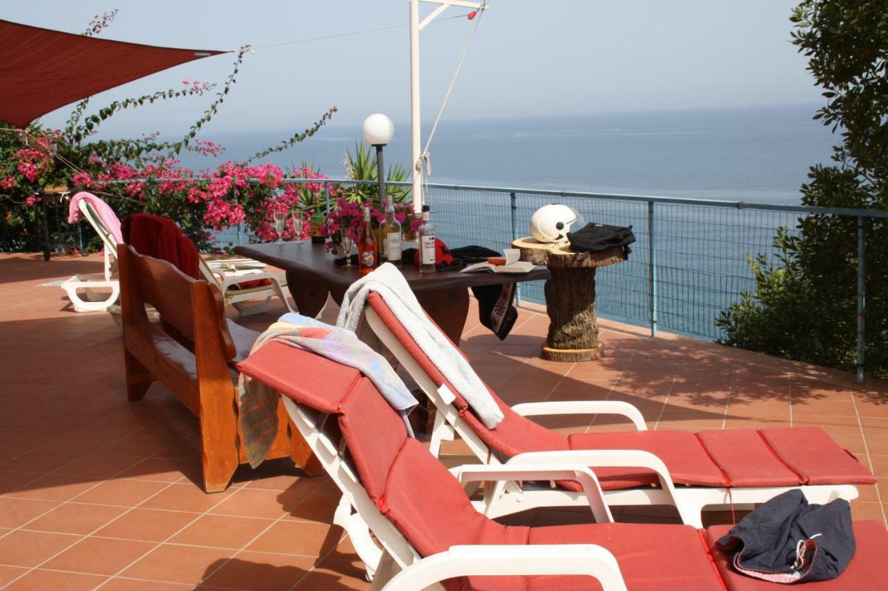 Camere & Case Vacanze Lo Scoglio 卡斯特图萨 外观 照片