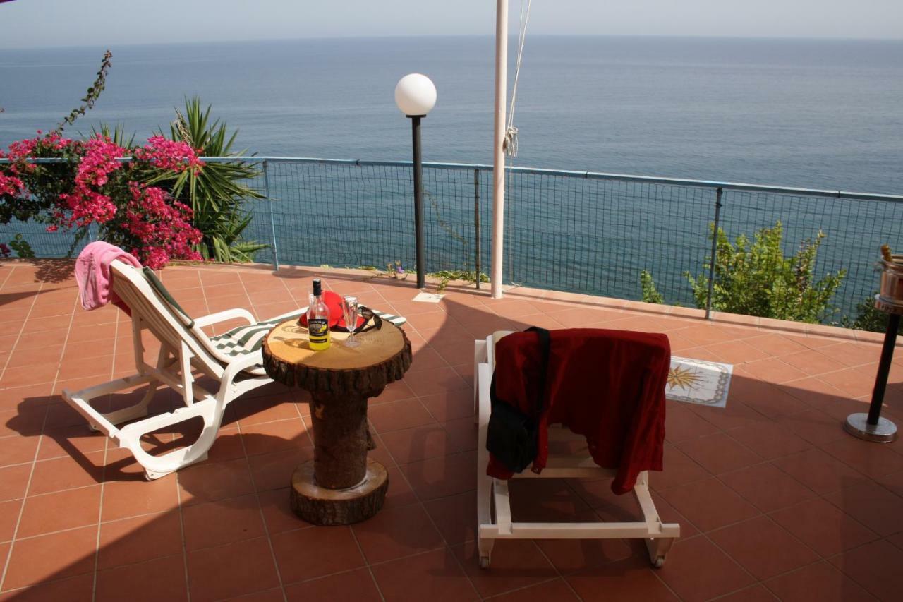Camere & Case Vacanze Lo Scoglio 卡斯特图萨 外观 照片